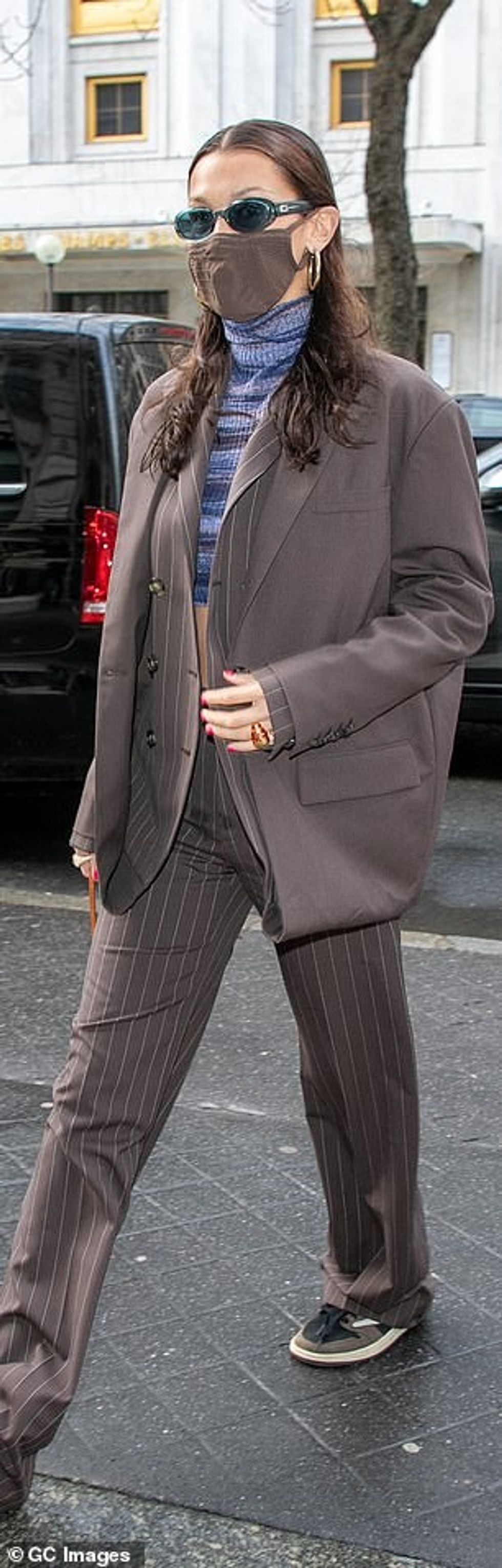 40046998 9326621 Strut Bella looked effortlessly chic as she strutted through the m 47 1614877219180