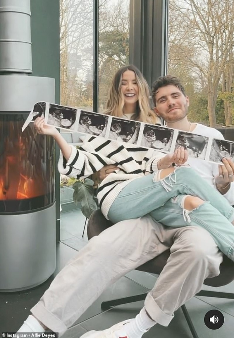 YouTube star Zoe Sugg announces she is pregnant for the first time -  Telegraph, image size:800x1153
