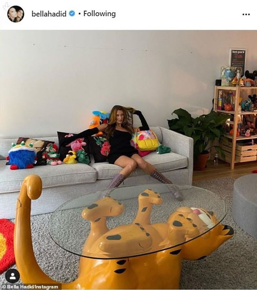 40374670 9365809 Working it Bella started to post images from the photo shoot on a 5 1615855717458