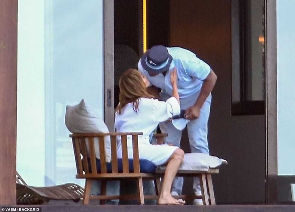 40598308 9373131 All is well Jennifer Lopez and Alex Rodriguez were spotted kissi a 175 1616007968469