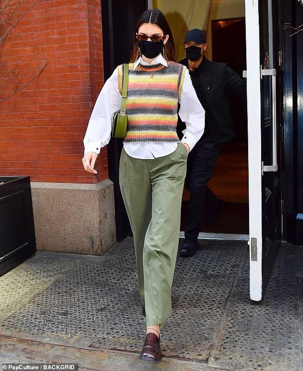 40751254 9386389 Stepping out Kendall Jenner was seen leaving a New York City hot a 66 1616354329236