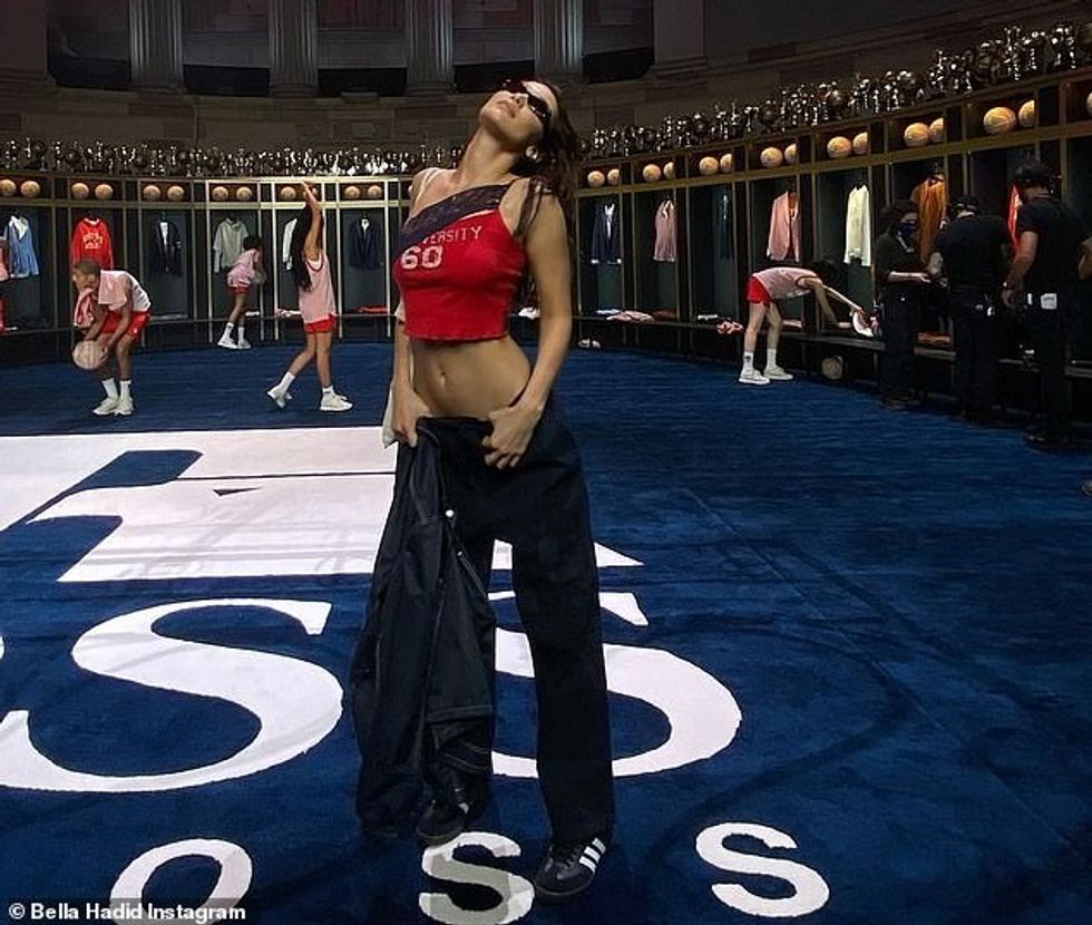 40897970 9399471 Locker queen Bella s bronzed arms were on full display in the lo a 9 1616631014302