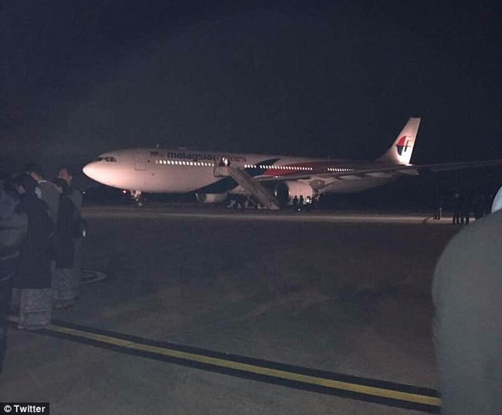 40F8C77800000578 4560962 After making an emergency landing the plane sat on the Melbourne a 1 1496277085578