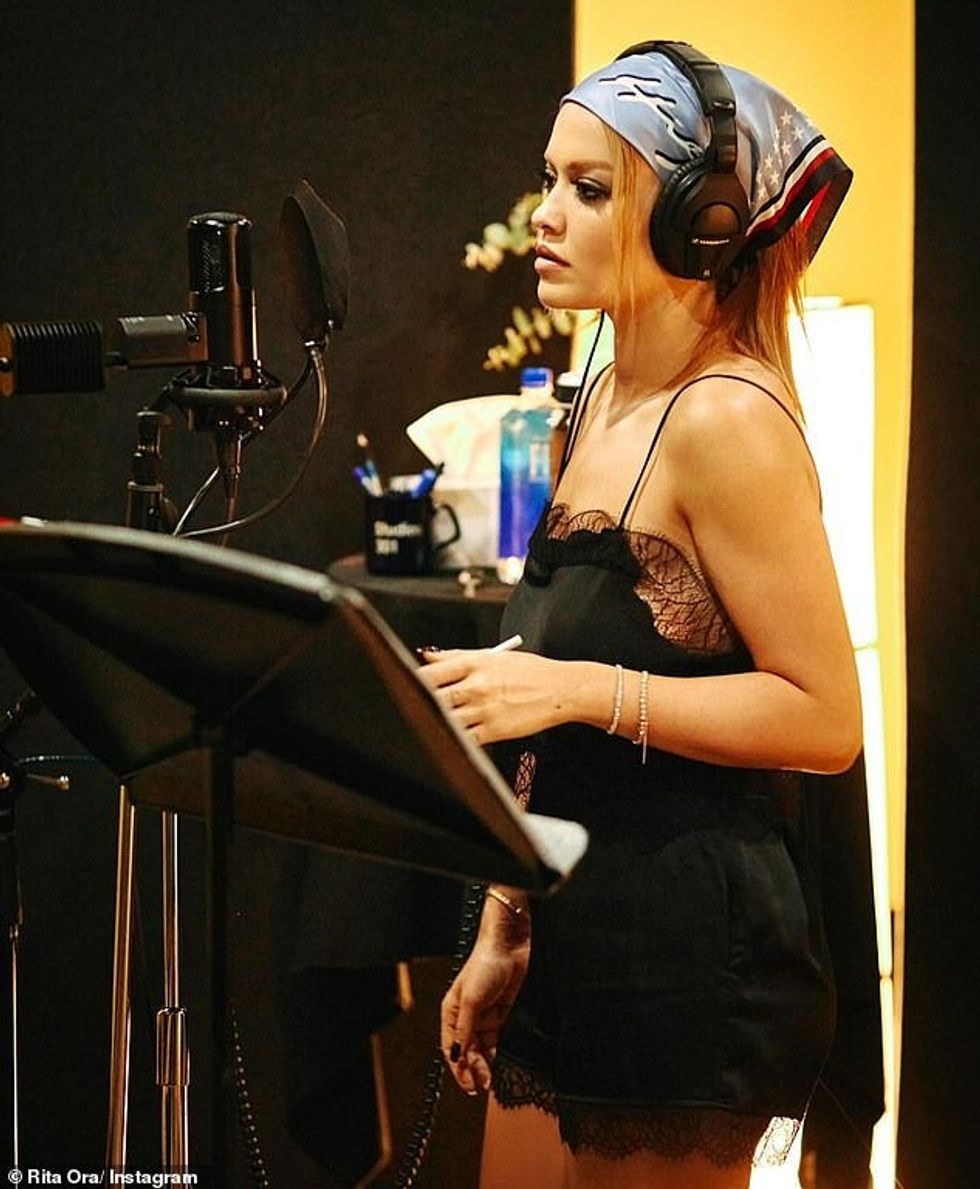 41067768 9413607 Hard to miss The singer caught the eye in a breezy black silk pa a 18 1617003098420