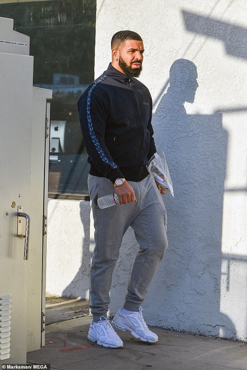 41288776 9432367 Suave The rapper 34 looked typically stylish in a navy Missoni t a 20 1617444243470