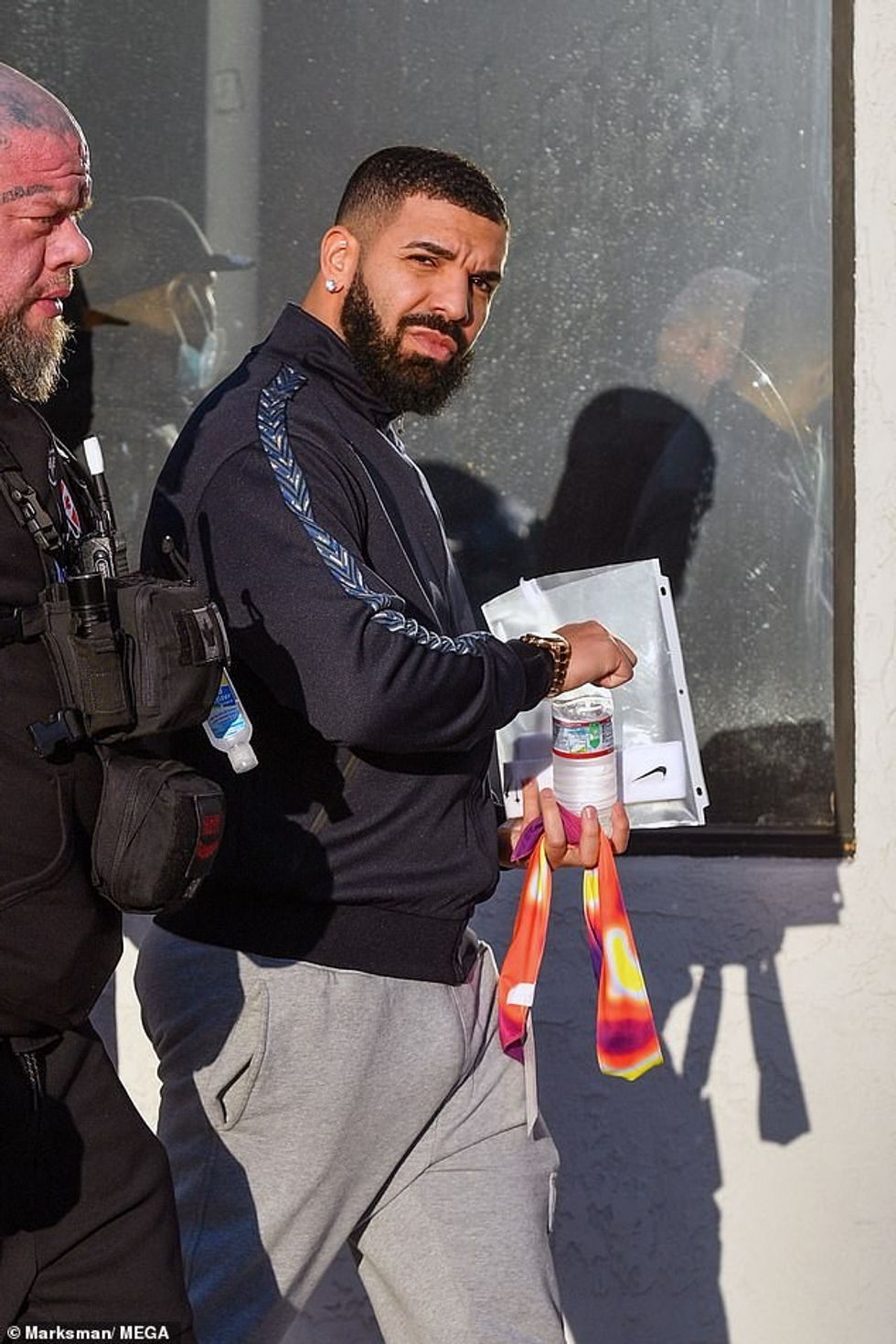 41288778 9432367 Stepping out Drake kept his look casual and donned a pair of gre a 1 1617436618186