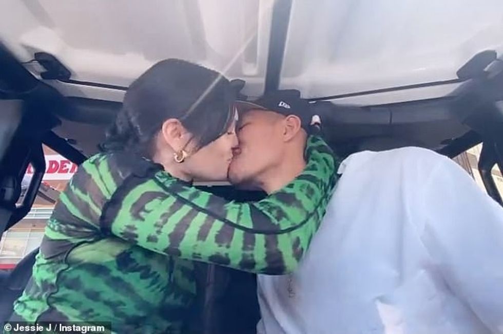41321120 9434755 Heavy petting Jessie J took to Instagram on Saturday to flaunt h a 6 1617533376377