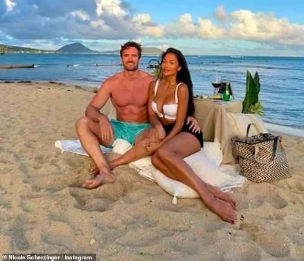 41321598 9434761 Loved up Nicole Scherzinger looked loved up as ever as she share m 60 1617535434858