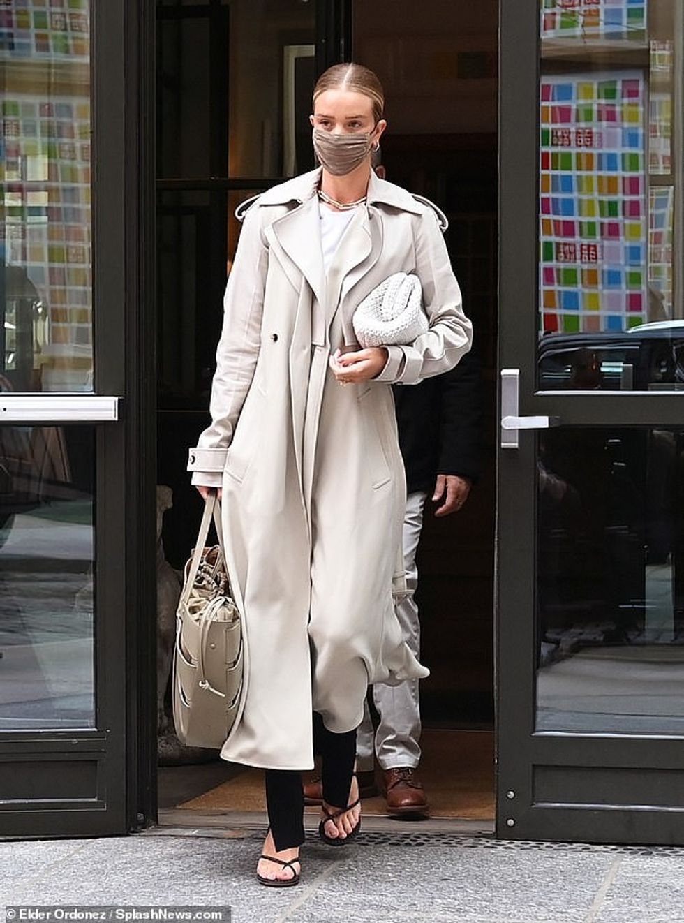 41704470 9466473 Lovely Rosie Huntington Whiteley looked effortlessly chic as she m 31 1618327333402