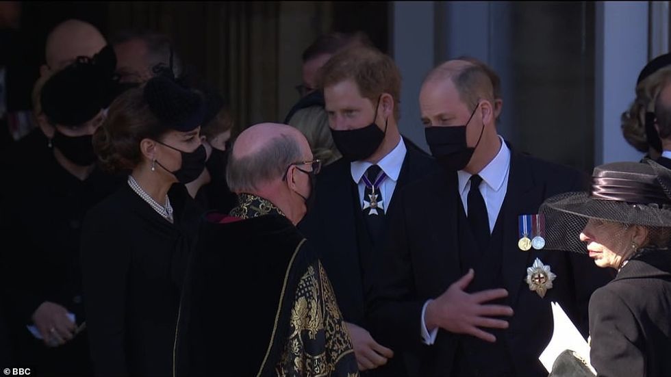 41878612 9481651 Prince Harry and Prince William walk next to each other as they a 387 1618672102364