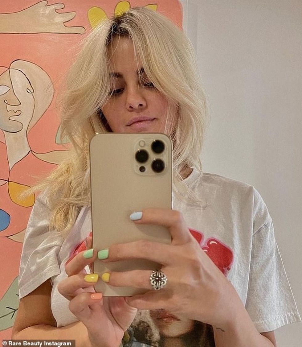 42140438 9505325 Blonde ambition Selena Gomez 28 goes blonde as she debuts her dr m 26 1619206424214