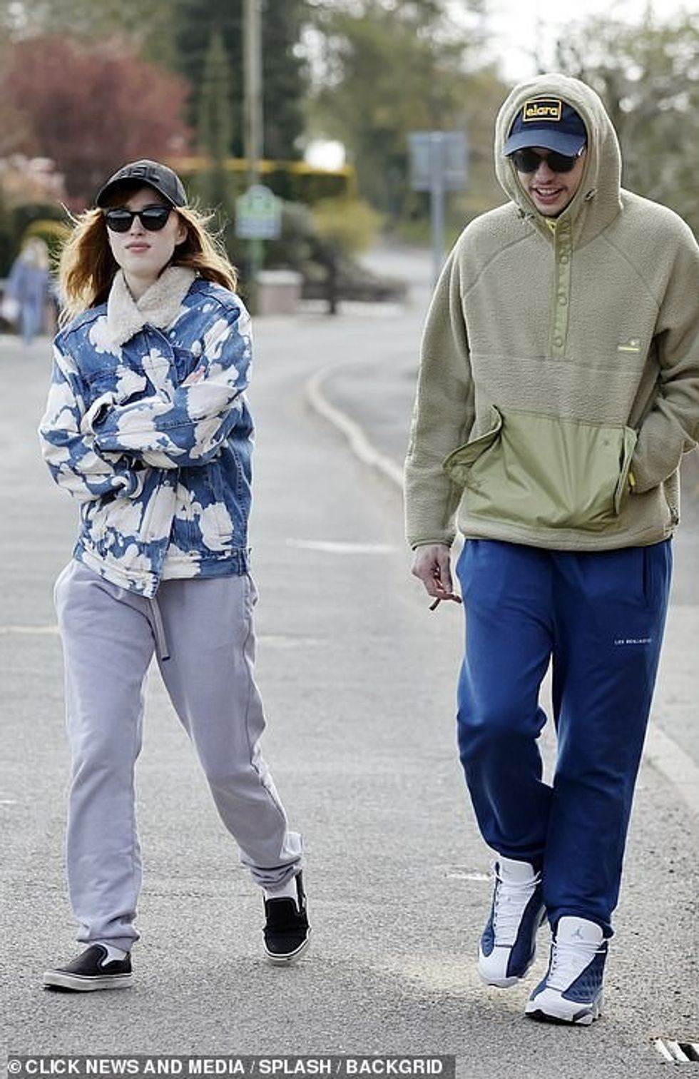 42198664 9509785 Loved up Bridgerton actress Phoebe Dynevor has confirmed her rom a 4 1619377493408