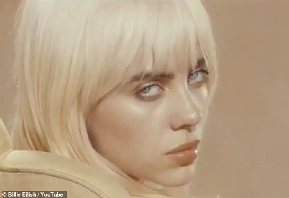 42246726 9517323 Teaser Platinum haired Billie Eilish 19 delights fans as she pre m 17 1619537719903