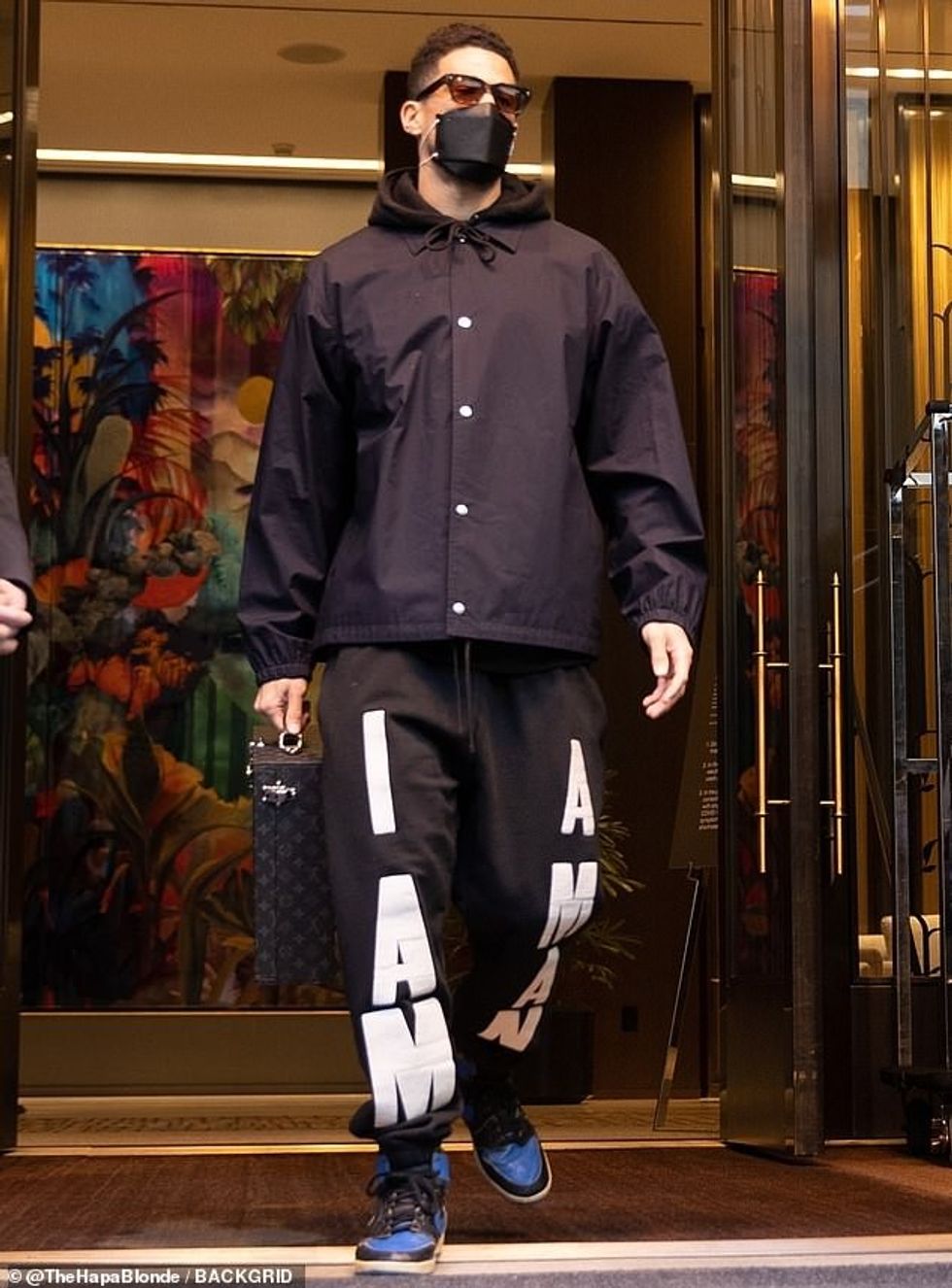 42251552 9514287 Going on his own The supermodel s boyfriend Devin Booker was see a 29 1619478495722