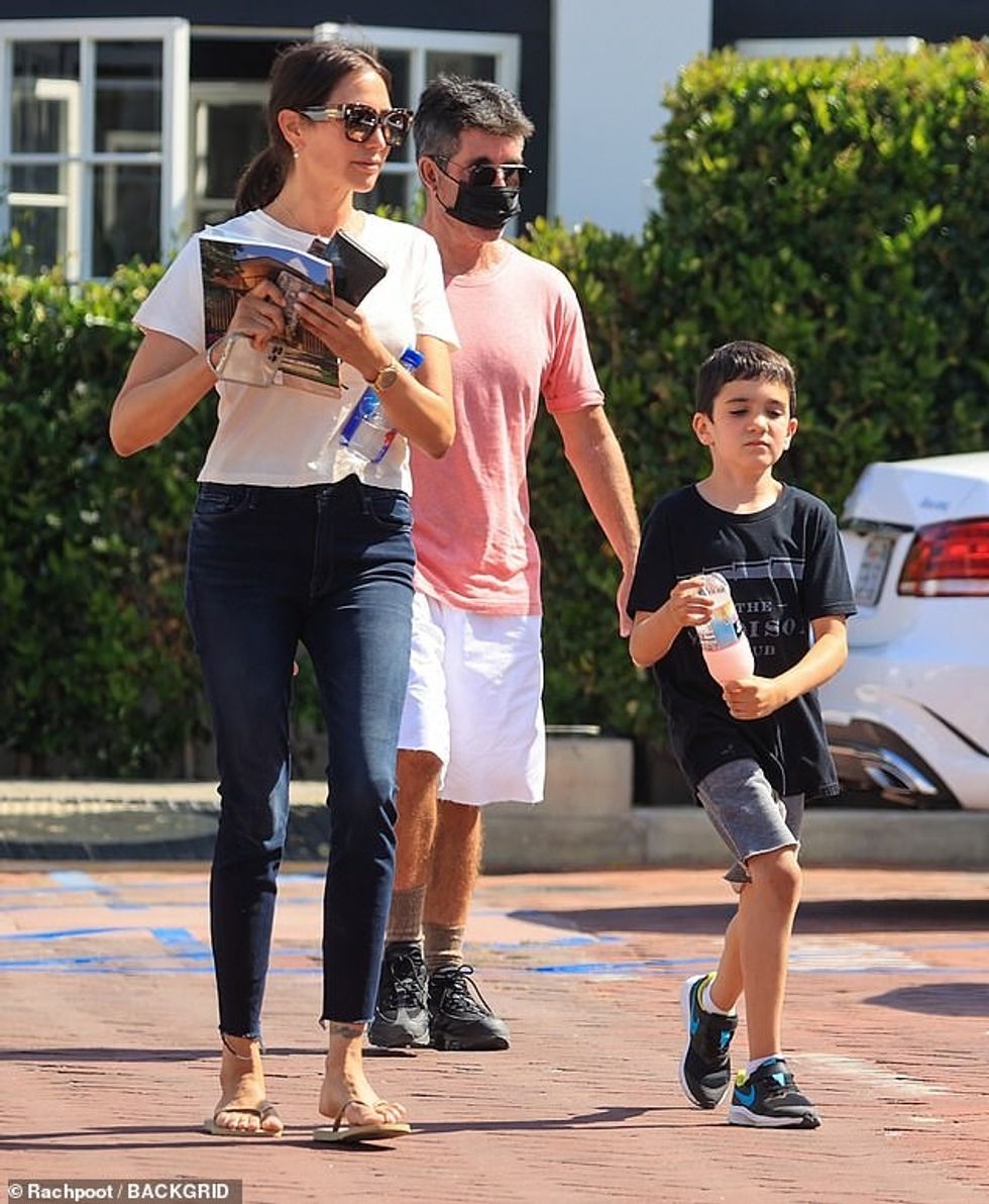 42744520 9558221 Family time Simon Cowell cut a casual figure as he stepped out w a 75 1620520930564
