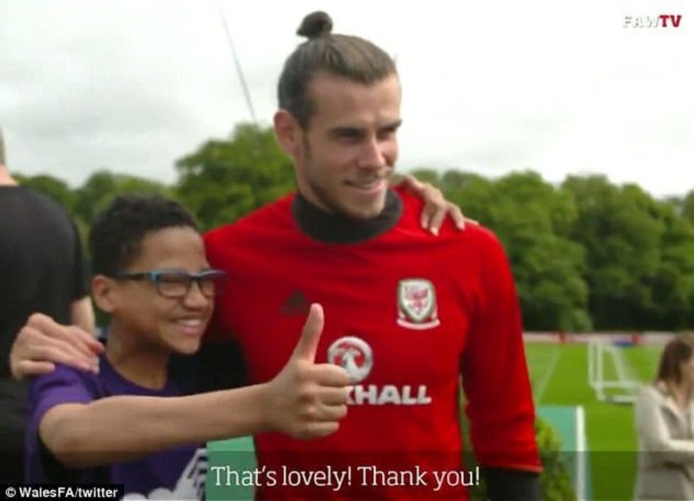 43B4797600000578 4835998 Bale poses for a photograph with the young fan as Chris Coleman a 108 1504085629286