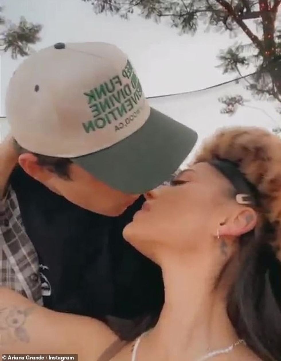 44748689 9731261 Going in At one point the songwriter pulled her husband in for a a 15 1624842300785