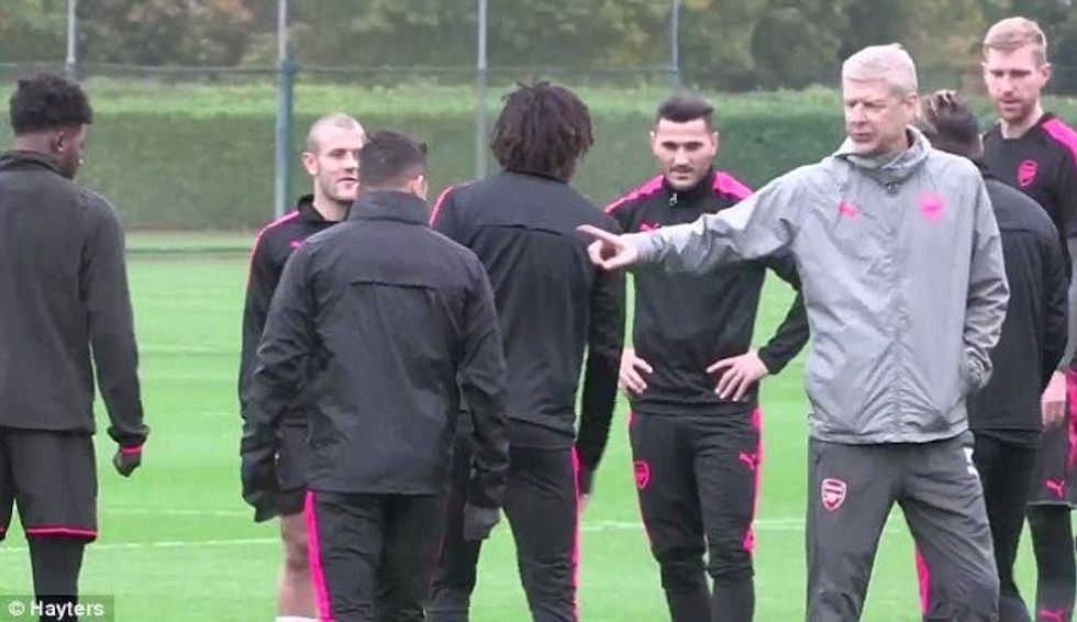 4574BAB600000578 4992842 Wenger briefly acknowledges Sanchez seeming to say I ve done you a 126 1508329516089