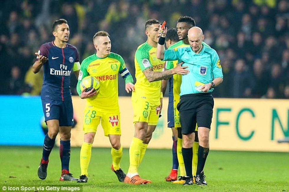 482543B400000578 5268799 Chapron then produced a red card to which the Brazilian defender a 1 1515972259093