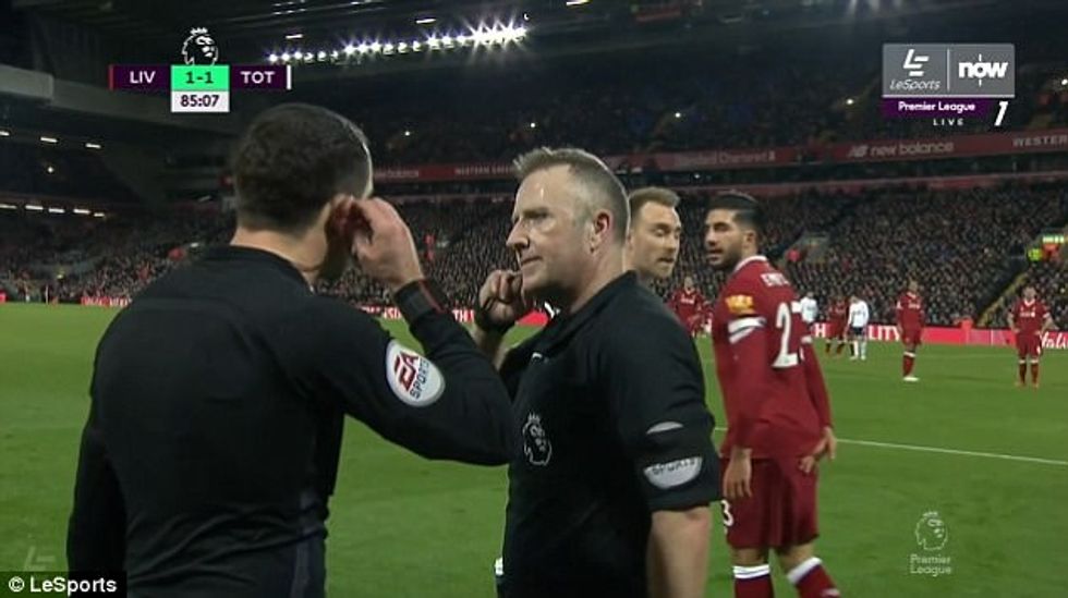 48E2814C00000578 5350763 Linesman Smart tells Moss that he needs to know whether Dejan Lo a 34 1517776219763