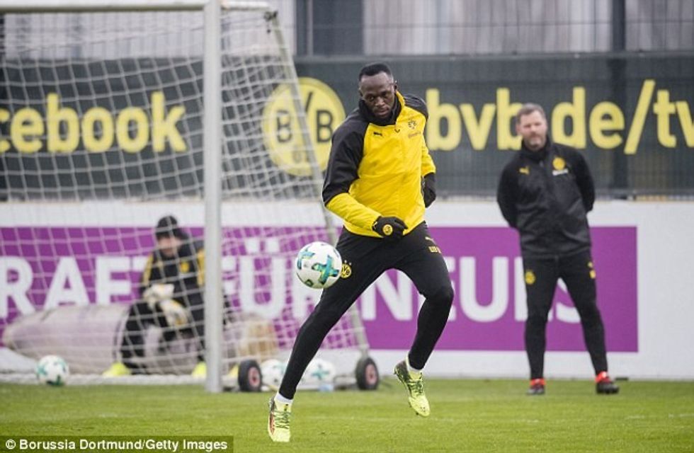 4A74336E00000578 0 Sprinting legend Usain Bolt took part in Borussia Dortmund s tra m 35 1521763858999