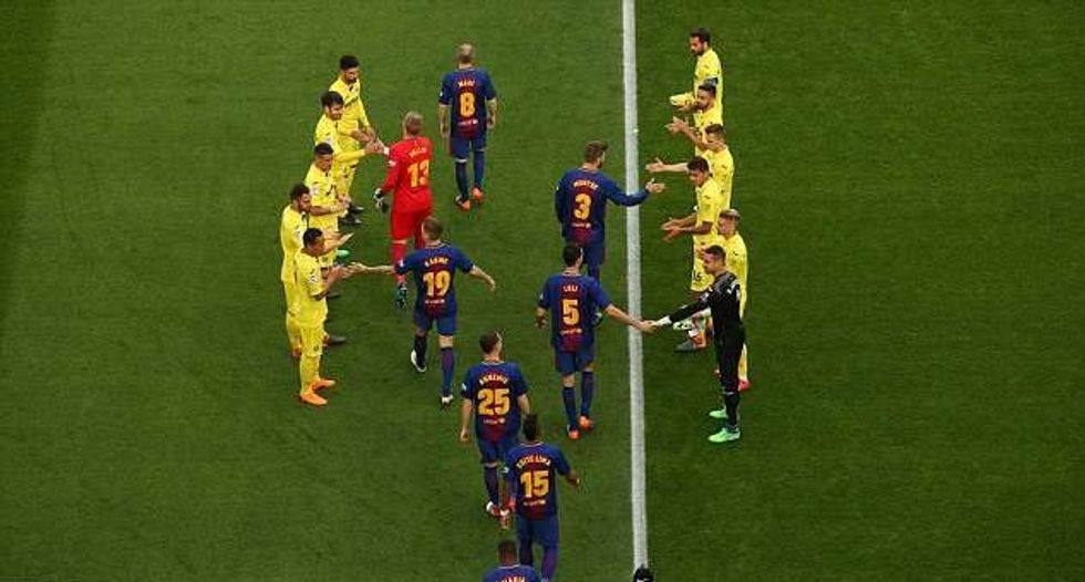 4C06A4D700000578 0 Before kick off the Barcelona players were given a guard of hono a 6 1525906853261 e1525935503880