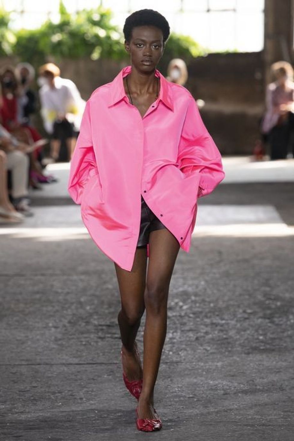 4fe8a4c89338cf01e50f58cfbced0bf949 007 VALENTINO COLLEZIONE MILANO.rdeep vertical.w460