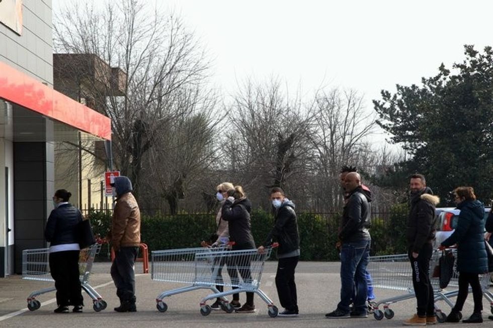 5070258 Coronavirus supermercato assalto 2