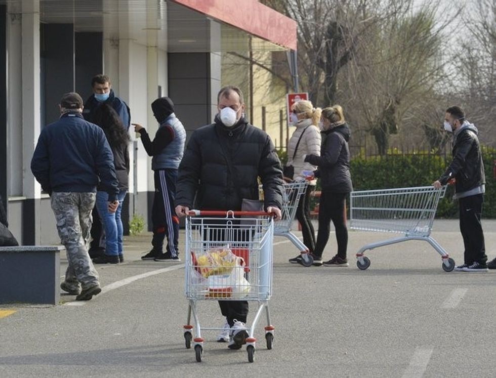 5070258 Coronavirus supermercato assalto