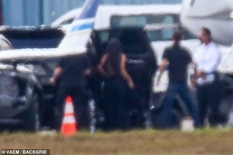 52514587 10366055 On the runway The Skims founder and her new beau rolled up to th a 8 1641281401959