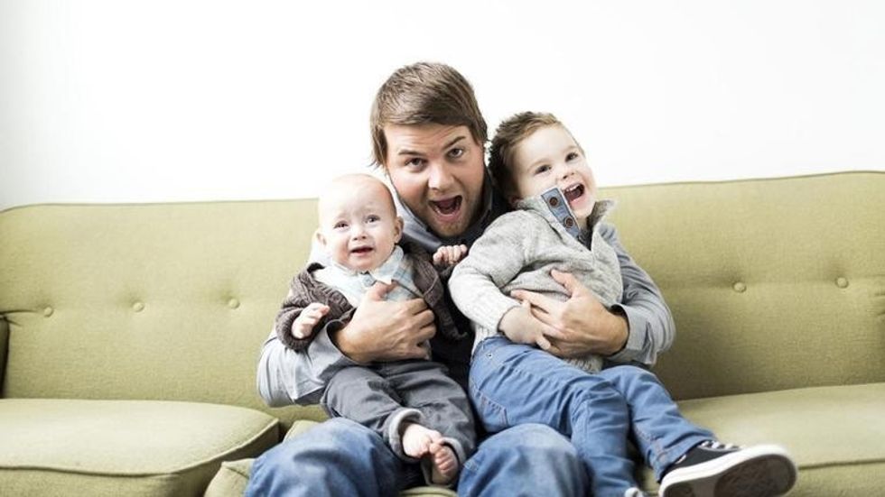 539697617 single father paint color teaching brush painting