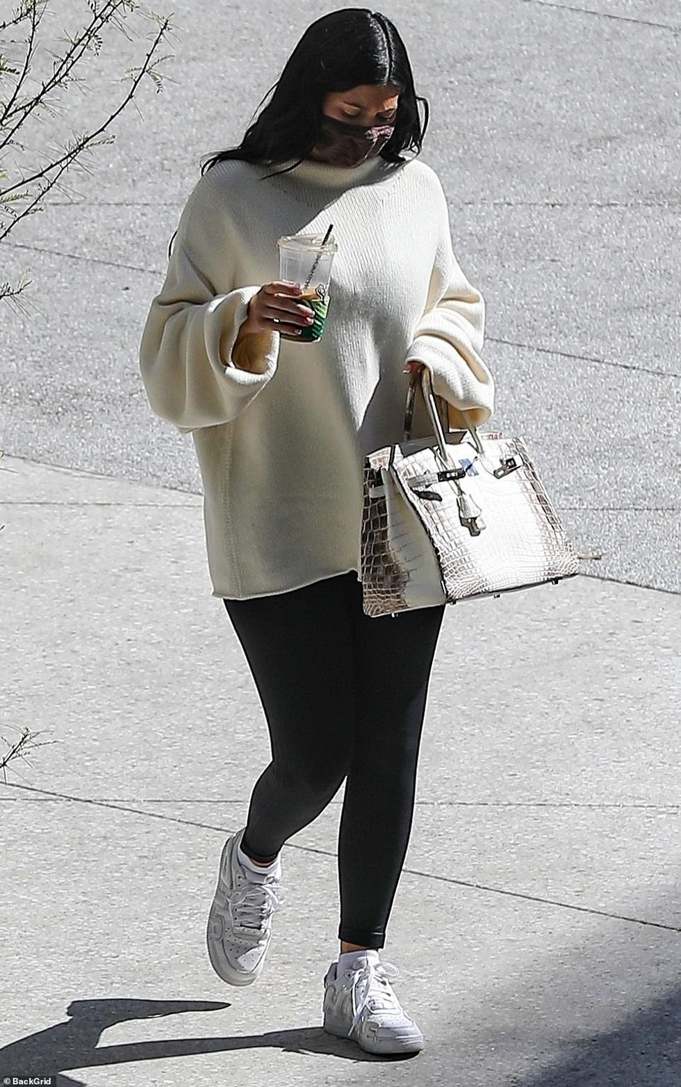 55070757 10588031 Beauty The brunette beauty wore her long dark tresses parted in m 11 1646700054003