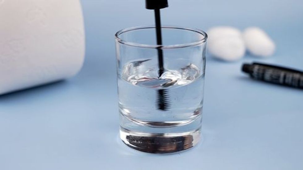 550px nowatermark Clean a Mascara Brush Step 2 Version 3