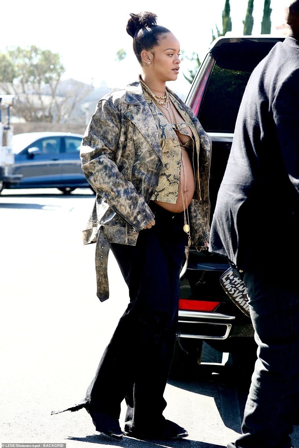 55173841 10597195 Distressed Rihanna slipped into a pair of low rise black pants w a 120 1646894385970