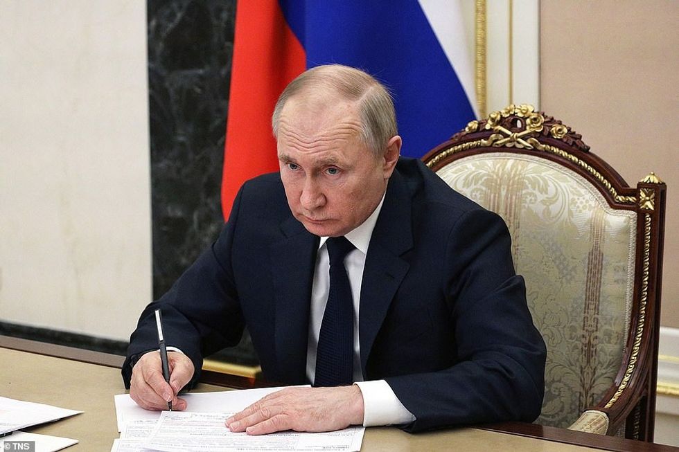 55272565 10605909 Vladimir Putin chairs a meeting with members of the Russian gove a 1 1647119943836