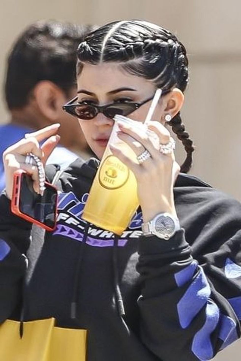 55527561 10628655 Not the first time Jenner wore a similar style of jewelry back i a 13 1647643128044