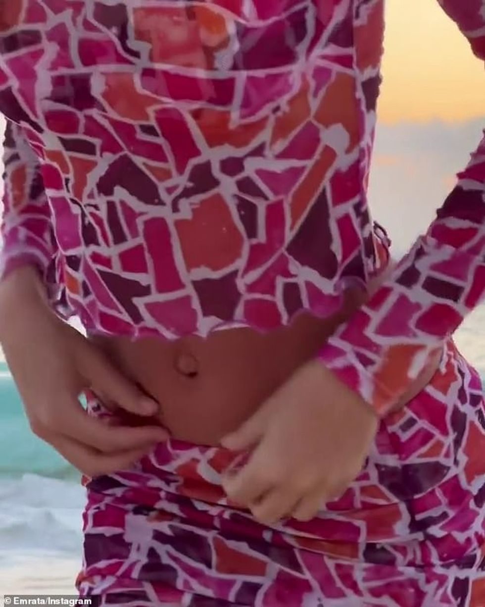 55589049 10633967 Fit stomach The mother of one bared her taut abs and perky cleav a 55 1647818140786