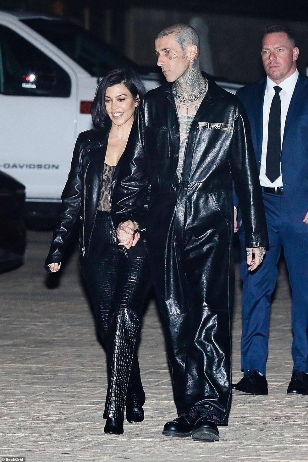 55757357 10648865 Edgy Travis accessorized the look with a chain choker necklace a 15 1648143496495