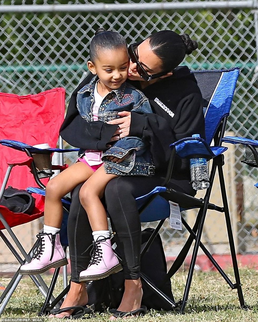 55872773 10657881 Good mommy Kim hugged and kissed her little mini me girl Chicago a 82 1648420116037