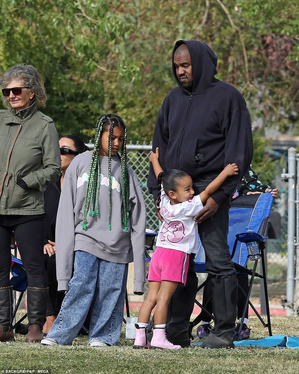 55873009 10657881 She loves her daddy Chi reached up to hug her Yeezy designer fat a 81 1648420115950