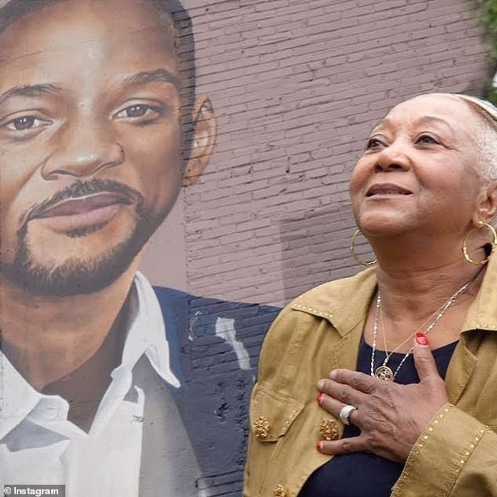 55935861 10662513 Carolyn Smith is seen next to a mural of her son in Philadelphia a 216 1648534493188