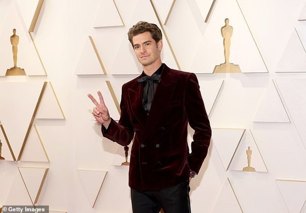 56104211 10688971 On his own While Alyssa accompanied the accoladed film star at F a 55 1649195619275