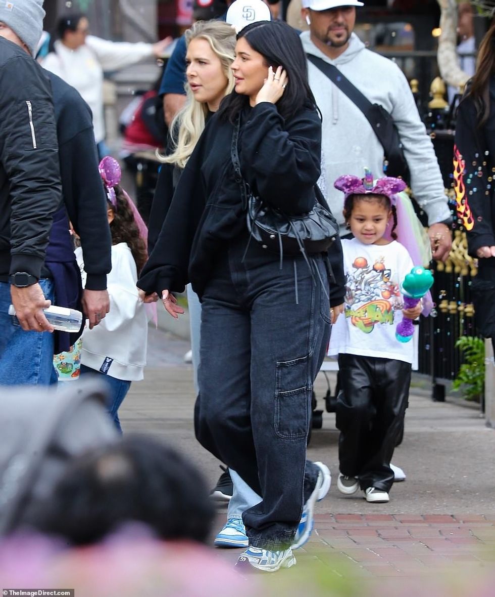 56209459 10684843 In the mood for jeans She added wide legged jeans that showed of a 96 1649087738511