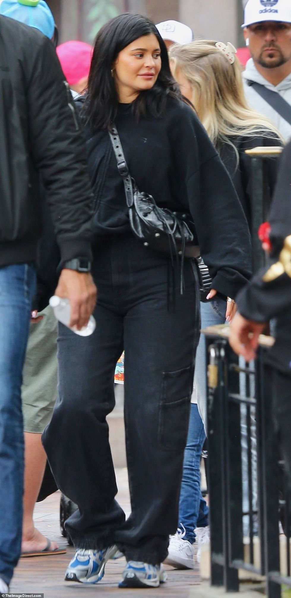 56209461 10684843 Her look Kylie had on black jacket that was zipped up due to the a 92 1649087738160