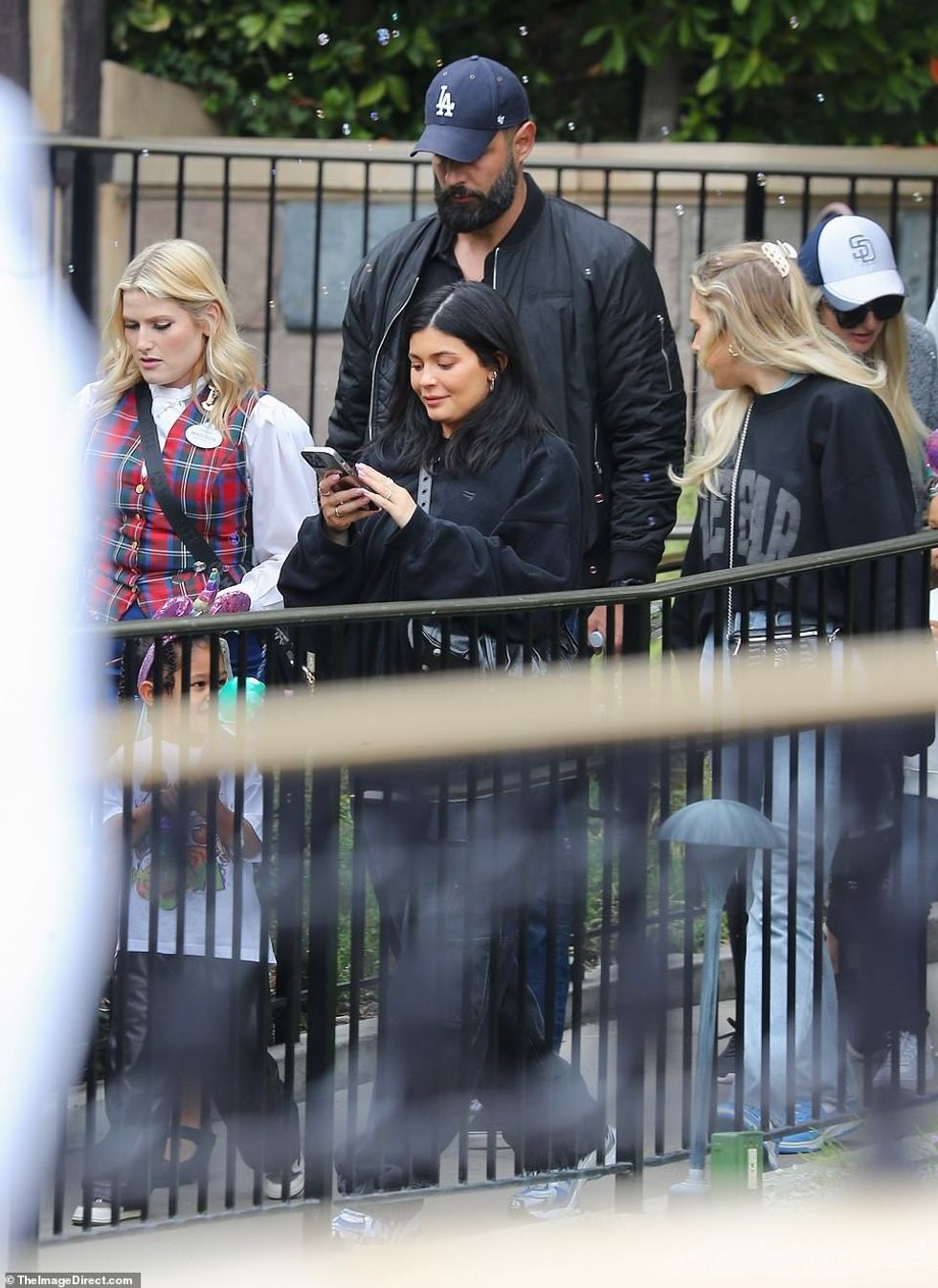 56209465 10684843 Married Jenner looked to be in good spirits as she wore a little a 95 1649087738510