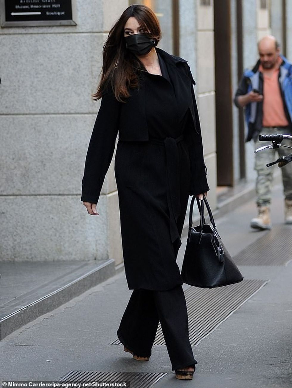 56285805 10691739 Stunning Monica Bellucci looked chic as she went shopping in Mil m 50 1649243905415