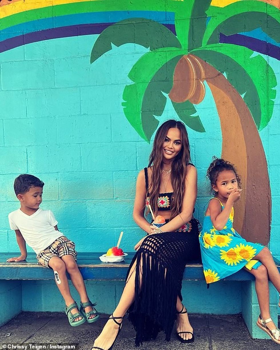 56323279 10694927 Spring Break Chrissy beamed alongside her two children Luna five a 60 1649335920210