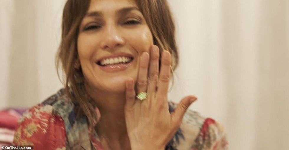 56537405 10712799 Making a splash Jennifer Lopez was naked in the bathtub when her a 11 1649824381452