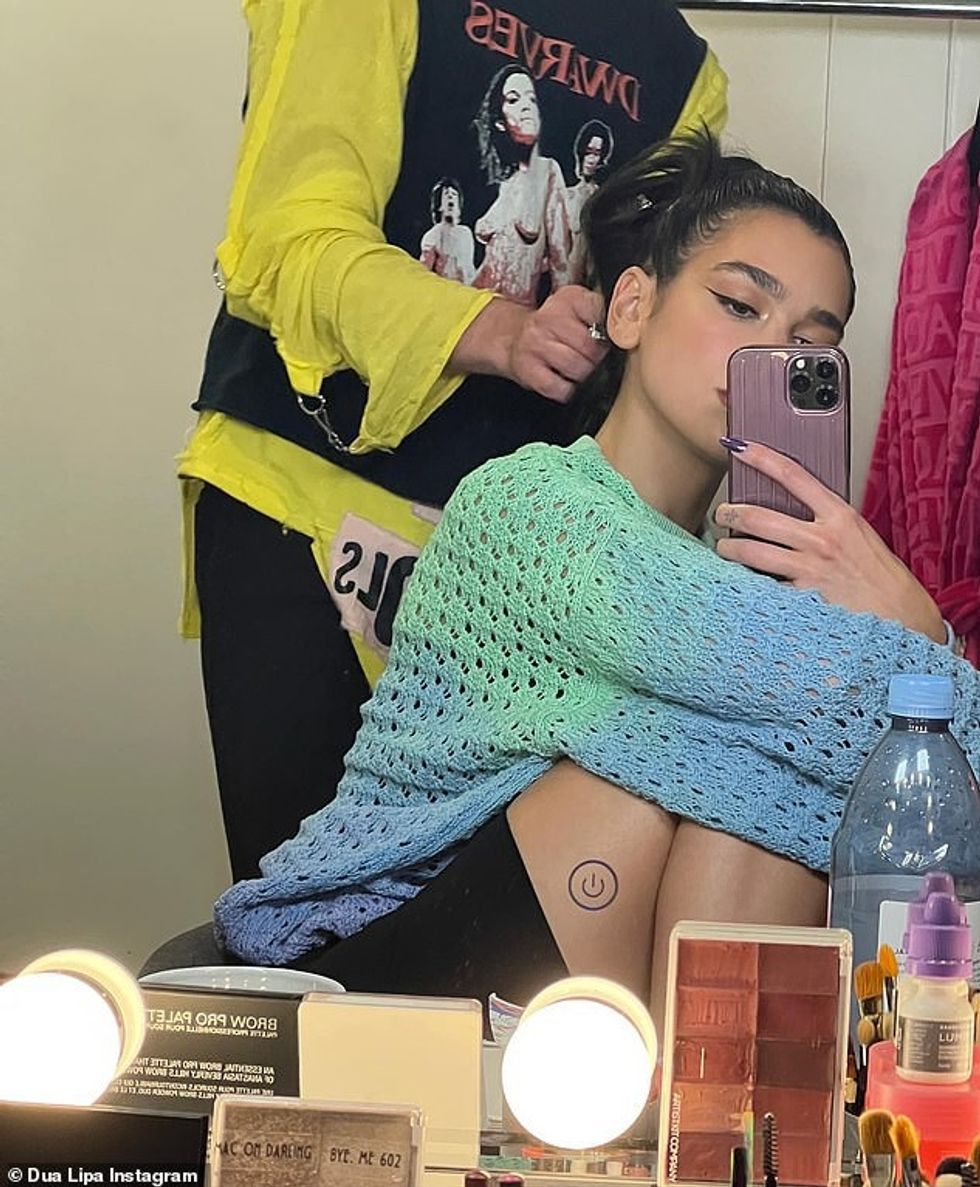 56885551 10739919 Glam time The star posed up a storm as she got her hair and make a 98 1650553849004