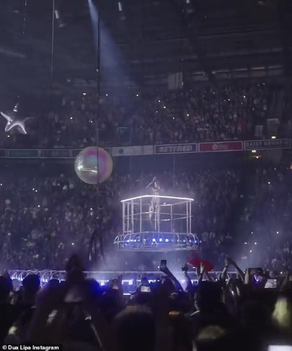 56885571 10739919 Centre of attention Dua also shared a clip of herself captivatin a 18 1650552312854